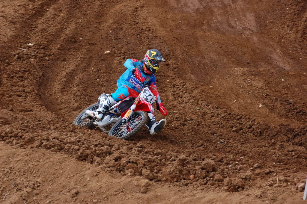 フェーブルとは対象的にスマートで完璧なライディングフォームのガイザー。