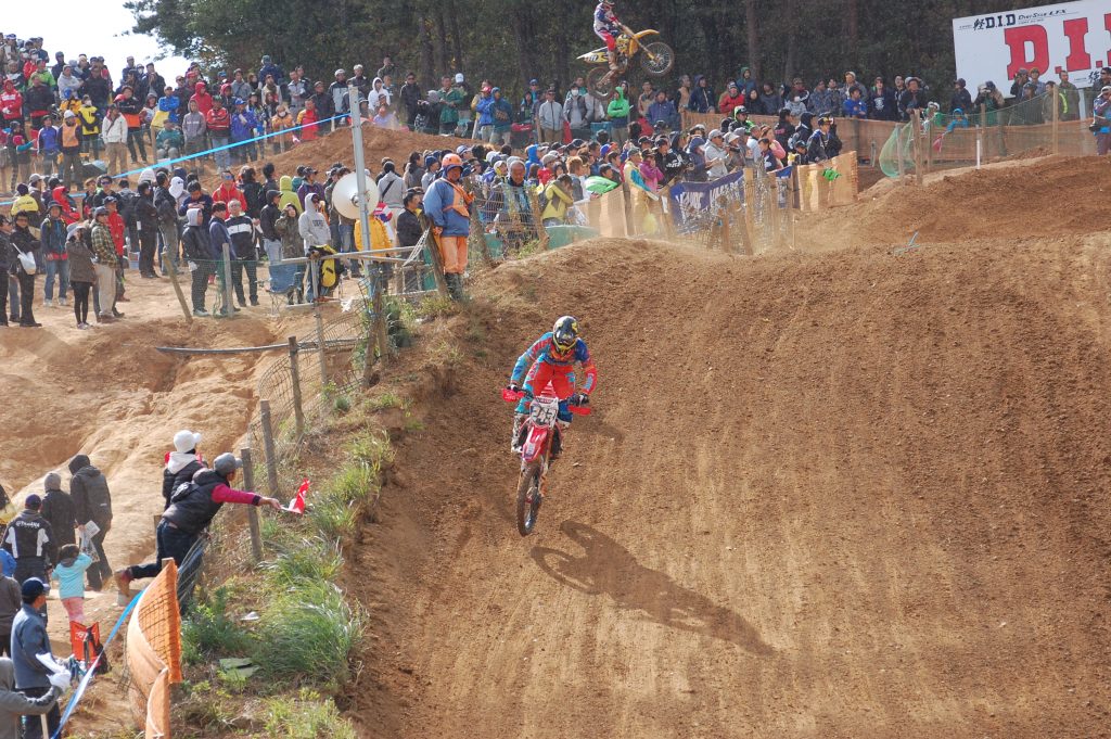 お客さんもたくさん。旗振って応援。