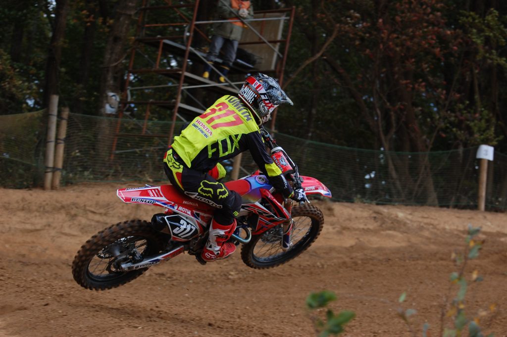 大坂の飛び出しジャンプでの冨田選手。