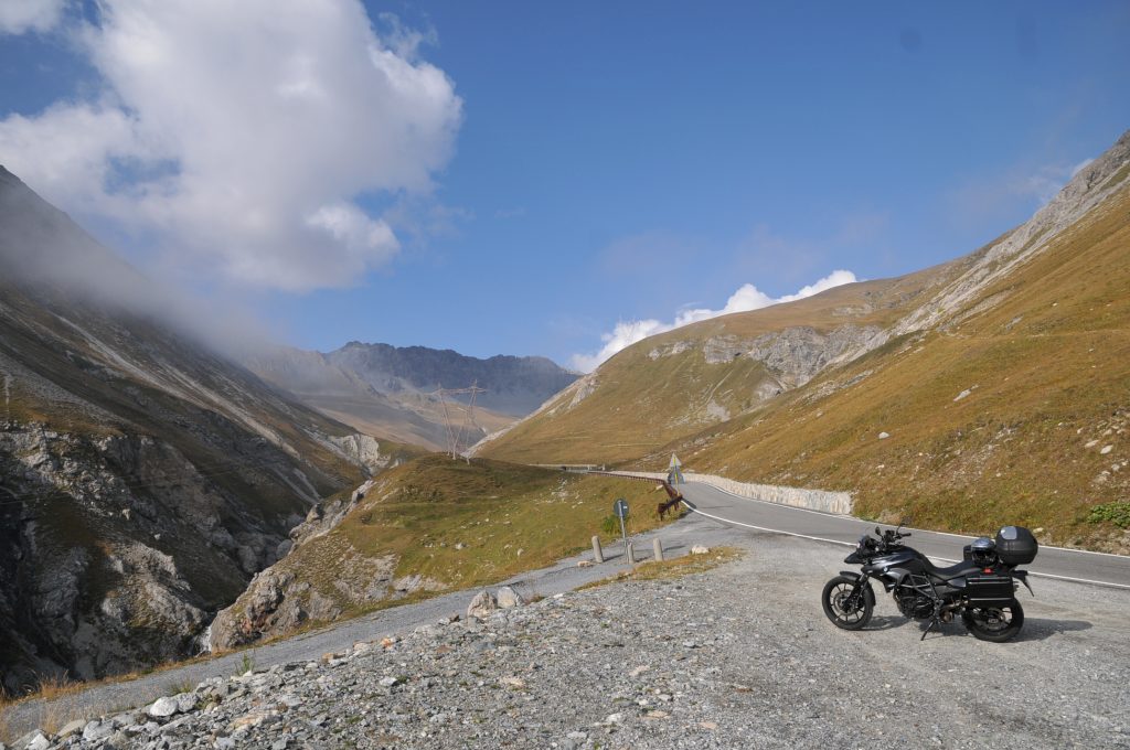 あまりの絶景にしばしバイクを止めて眺める。写真も撮る。