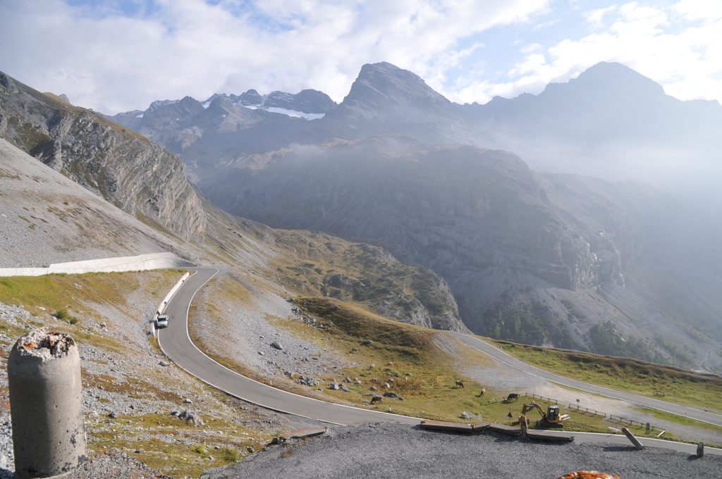 このあたりの山はゴツい。下の方に見えるのが今通ってきた道。