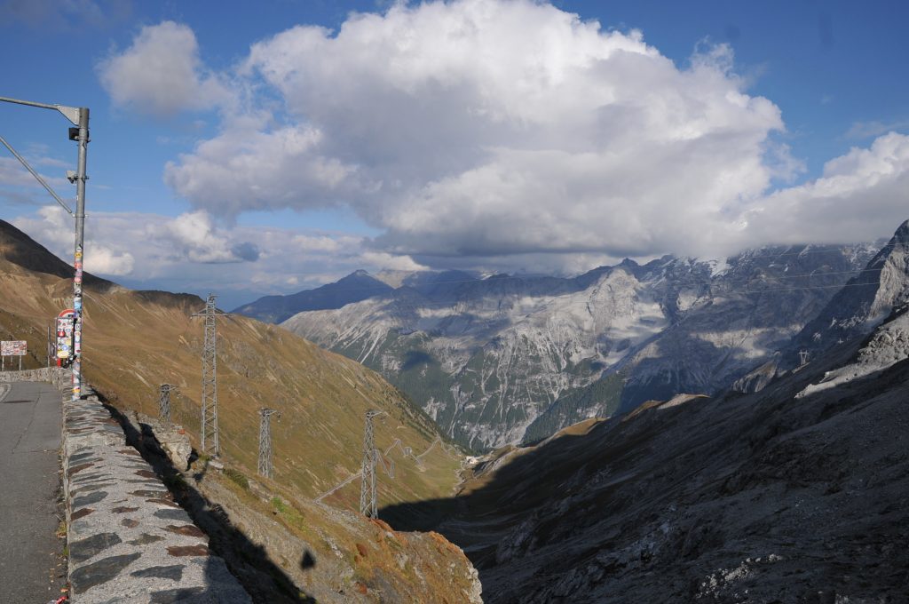 ここが峠の頂上で、この先に行く道が遙か下の方に見える。オフシーズンだったためバイクも自転車もまばら。
