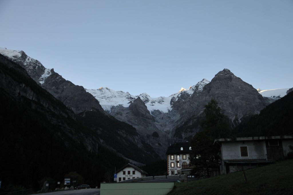 道路からはみ出たら数十メートルは落下して確実に死ねそうなつづら折れを下り、トラフォイの街に到着してほっと一息。