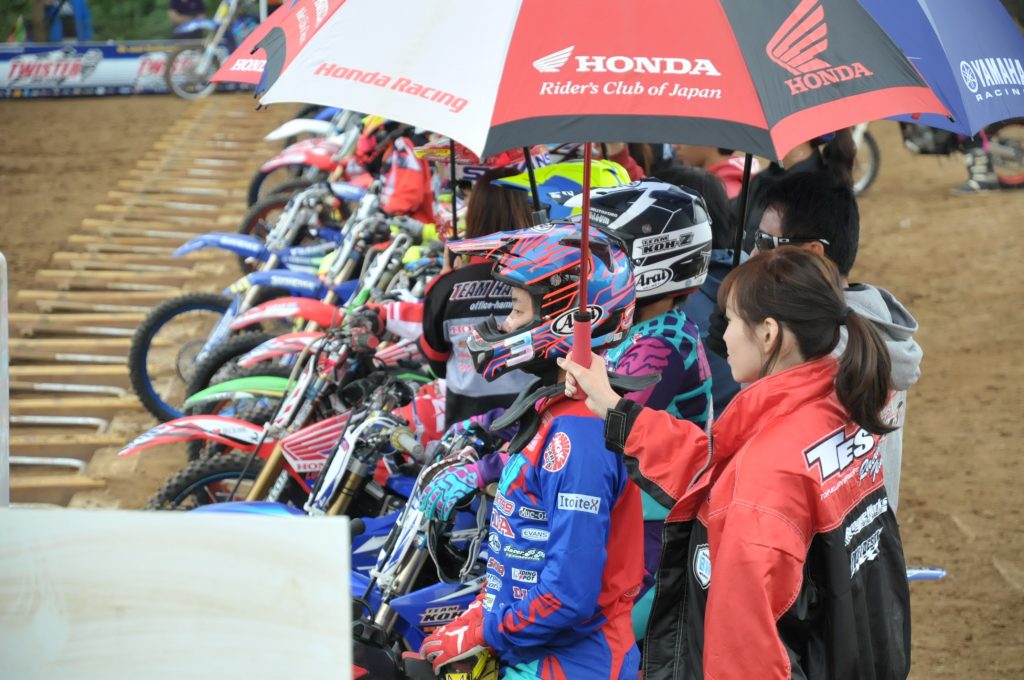 一番イン側に並ぶ畑尾樹璃選手。