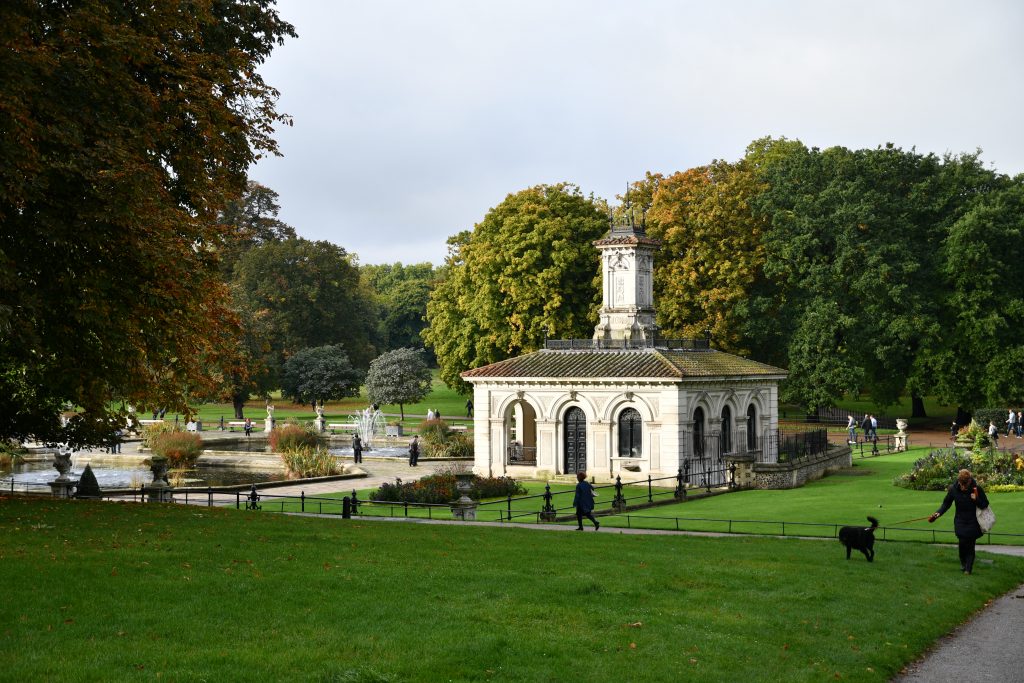 ケンジントン・ガーデンズの中にある建物。ケンジントン宮殿ではない何か。