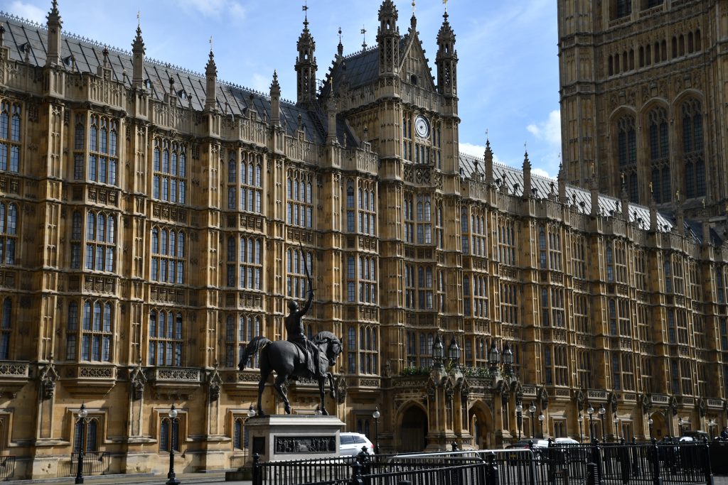 ウェストミンスター宮殿。この建物が一番好きかも。垂直に伸びる直線が凄い。