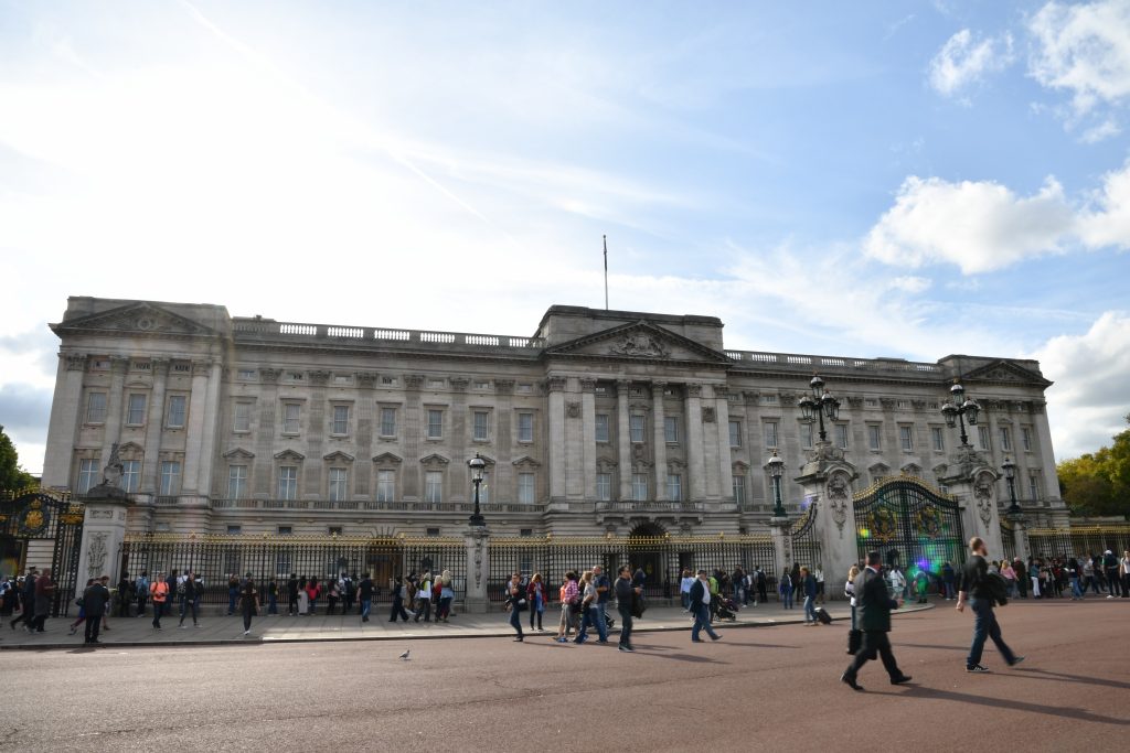 バッキンガム宮殿は表から見るとあまり凝った感じはしない。でもここは入り口でこの奥に建物があるんだよね。その先に行ってみたい。
