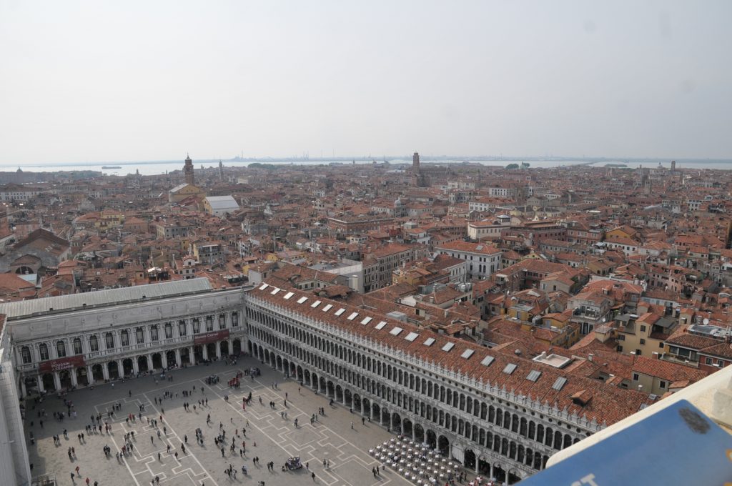 サン・マルコ広場の鐘楼の上からの景色。島すべてが赤レンガの屋根で埋め尽くされている。