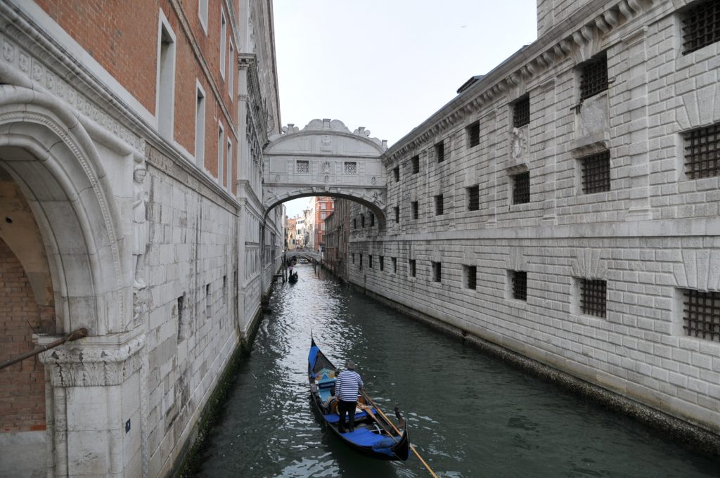 ため息橋を通るゴンドラ。