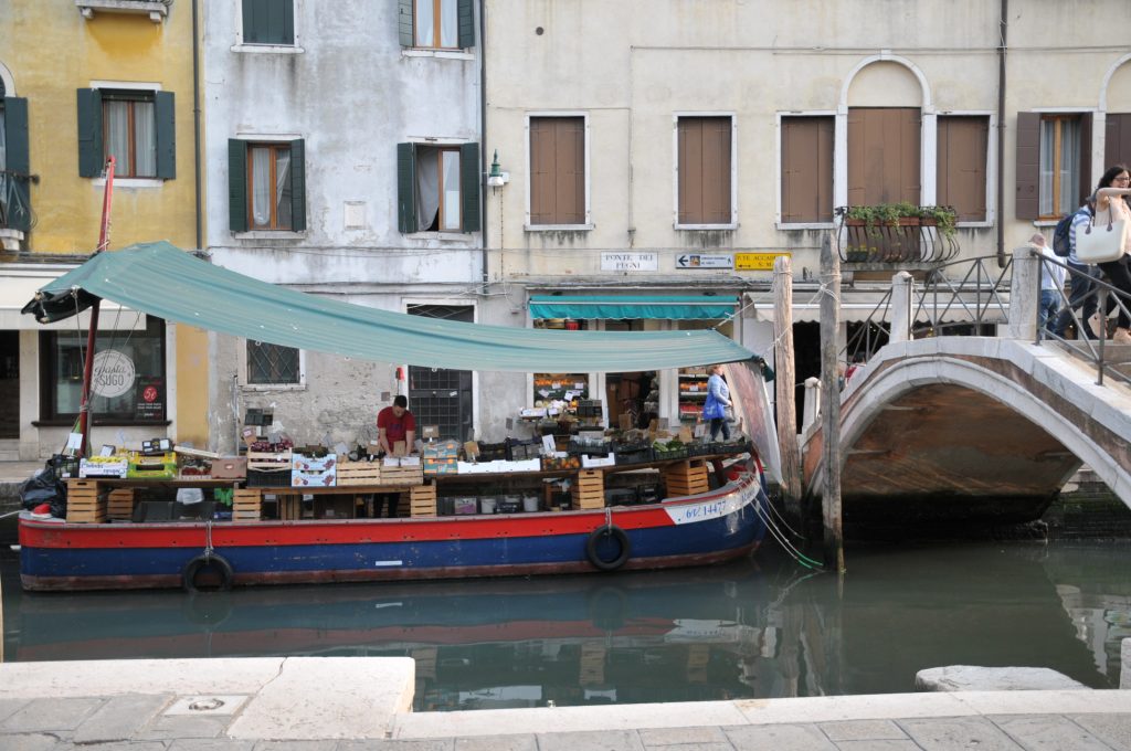 船の八百屋。ヴェネツィアならでは？