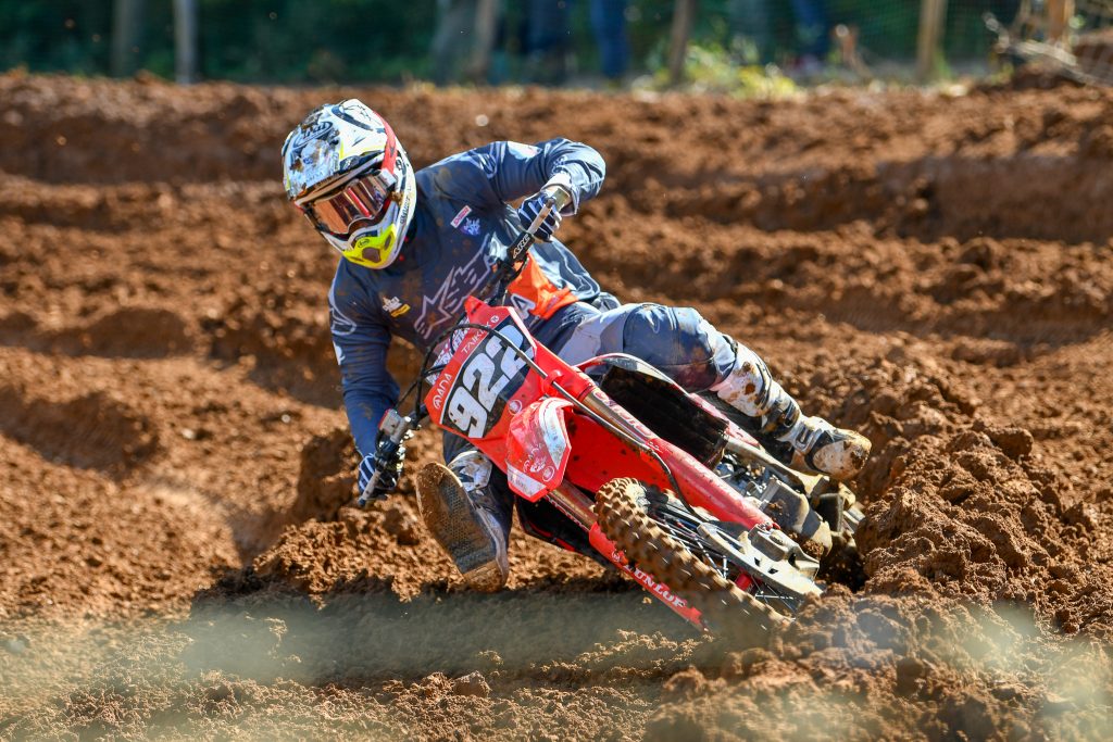 IA2の古賀太基選手。ヨーロピアンコーナーで撮ったんだけど、一人すげーバンク角で写真を見て驚いた。リザルトは2-1で能塚選手とのポイント差も逆転しタイトルを決めた。素晴らしい。来年はAMA？