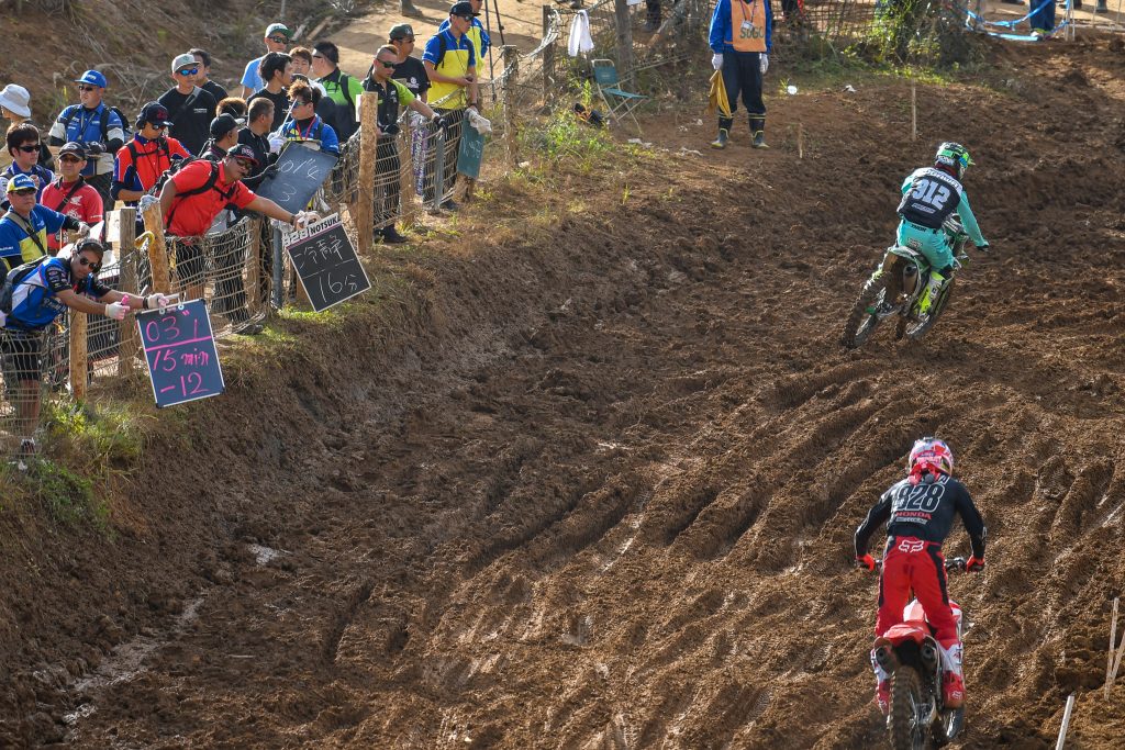 能塚選手はタイトルかかっててちょっと硬かったかな？もう長年HRCで仕事をしている國ちゃんのサインボードには"冷静"という難しい漢字が書いてある。そんな漢字がかけることに感心した(笑)