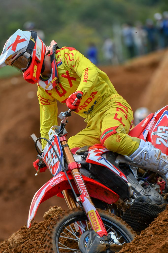 余裕の1-1だったガイザー。ライディングもリラックスした感じに見えた。スタートで良い位置にいて1周目でトップに出て、そこから後続を20秒以上離せばあとは後ろとのタイム差をキープして走ればいいので楽なレース展開になる。GPでもこれができればいいのだけど、そうはいかないのが世界。