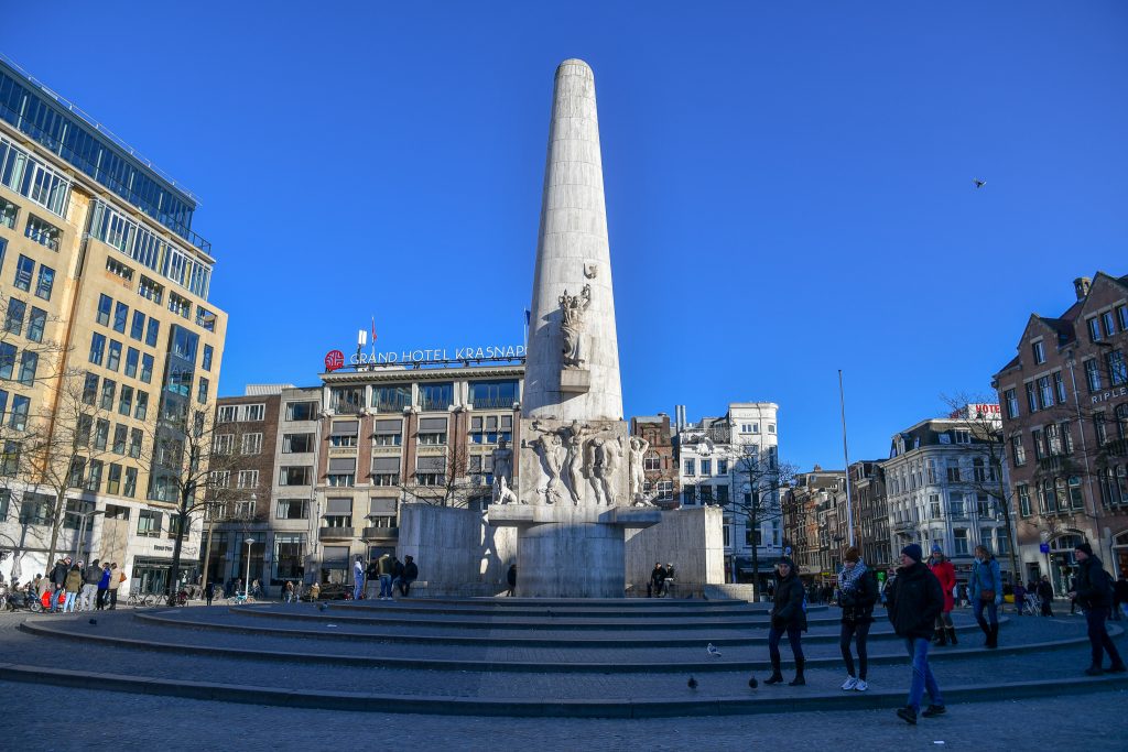 アムステルダムの中心といえばここ、ダム広場。中央駅を降りたらまずはここを目指すことになるかと。