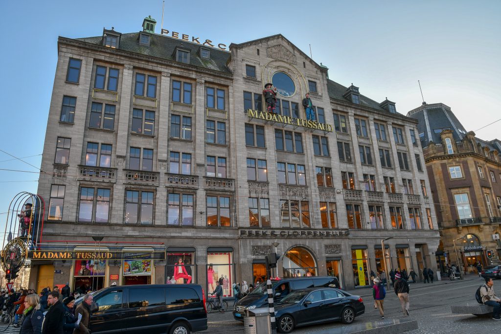 ダム広場を囲んでマダム・タッソーの蝋人形館、右には王宮がある。