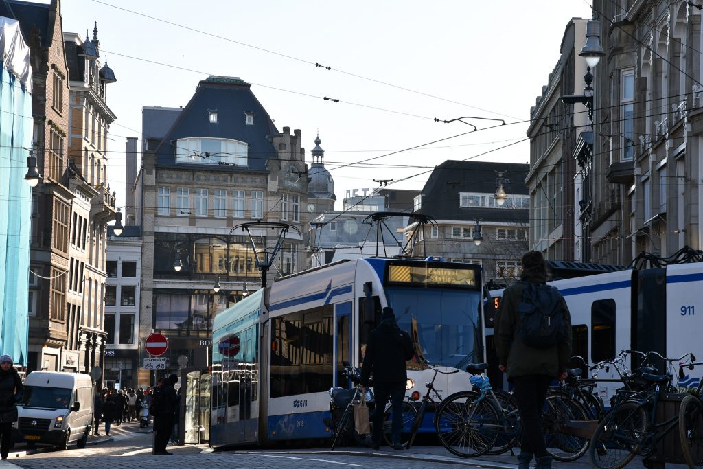 アムステルダムを移動するにはトラムが便利。