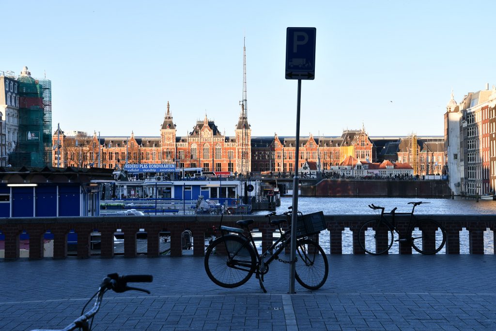 向こうに見える立派な建物はアムステルダム中央駅。