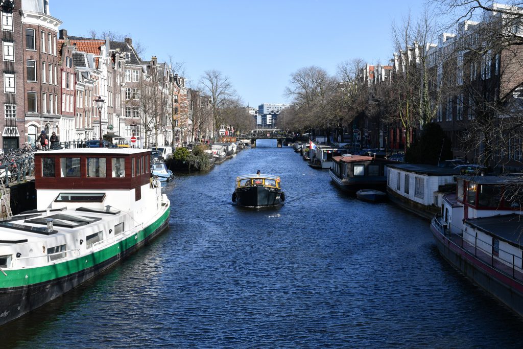 中心地から少し離れれば落ち着いた雰囲気になるし、運河を挟んでたくさんの建物が並びとても美しい。