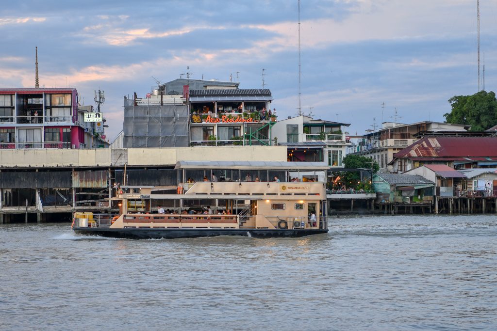 川岸にレストランかなにかが見える。船も色んな種類のものがあり、見てて飽きない。建物は古びていて壊れそう。