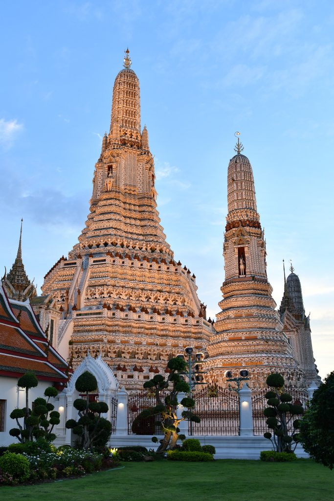 これがワット・アルン。船で行ったんだけど、これが見えてくると結構壮観。おおー！って感じ。