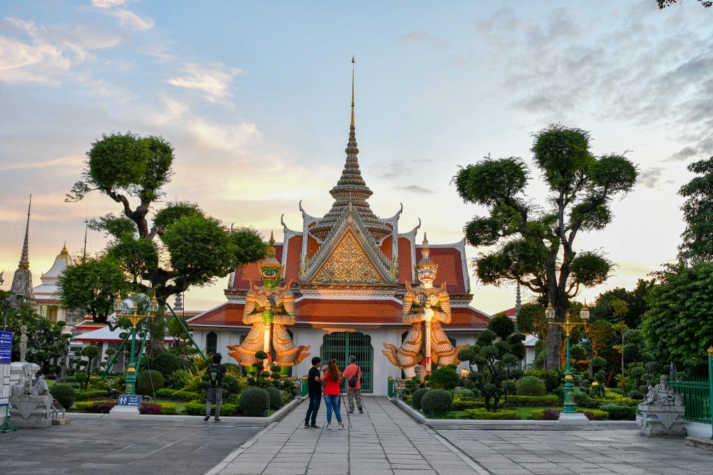 ワット・アルンの敷地内にあったなにかの建物。よくわからない。広角レンズでこういう建物を取るのは水平が出なくて苦手。