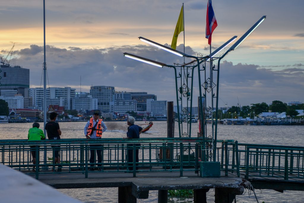 ついて少ししたら日が暮れてきてしまった。真っ暗になる前にワット・ポー側に移動した。その後の写真はナシ。