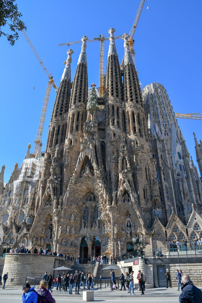 地下鉄の駅を降りて階段を上がり振り返るとそこにドーンとあった。
