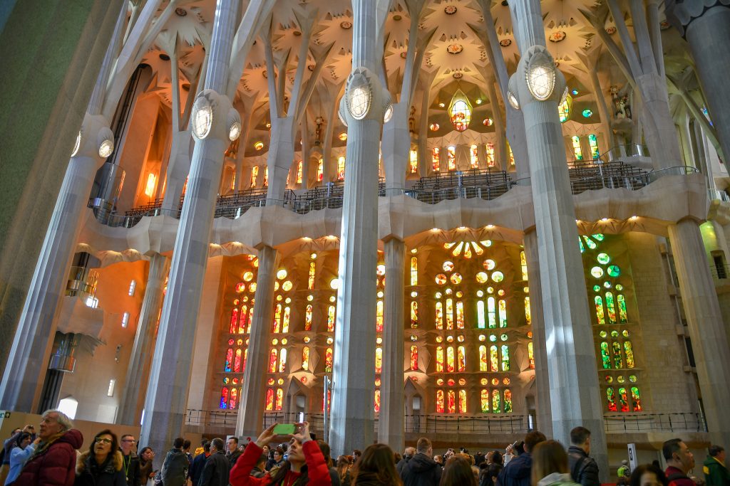 サグラダ・ファミリアは中も凄い。天井の高さに驚き、ステンドグラスとその光の取り入れ方に感心。