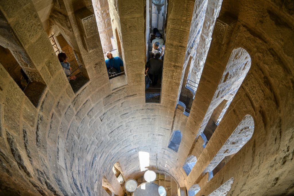 エレベーターで塔の上まであがったら階段でぐるぐる降りてくる。カバンはエレベーターに乗る前にロッカーに預けるんだけど、上がってみると理由がわかる。すべて狭い。