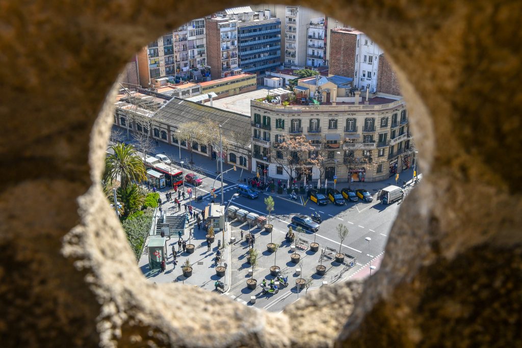 いろんな形の穴が開いてるので、そこから写真を撮ってみた。面白い。