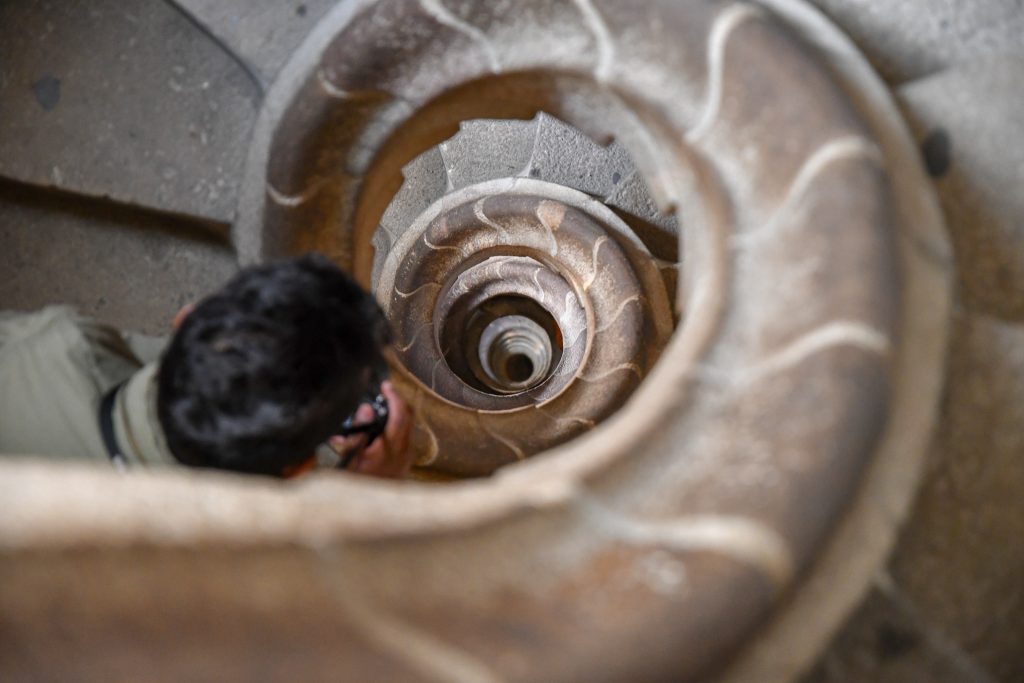 これがぐるぐる降りる階段。写真を撮るときに忍耐強く待たないとこんなふうに他の人の頭が入ってしまう。