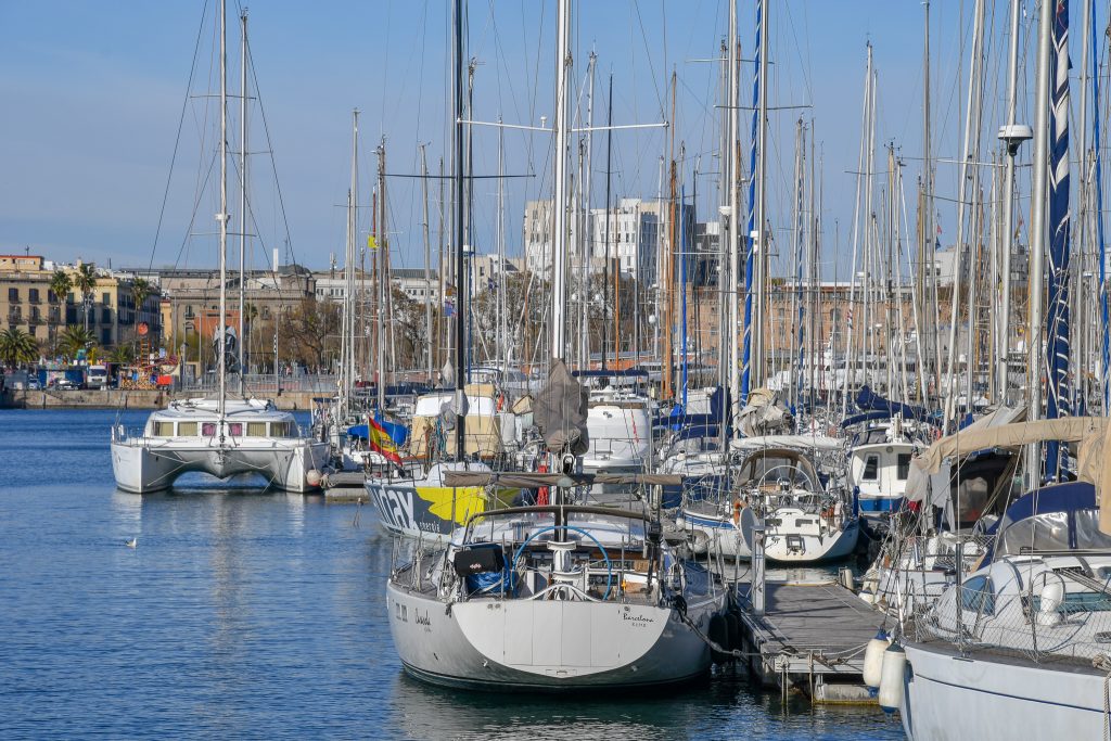 海の方へ移動して、ヨットハーバーを眺める。