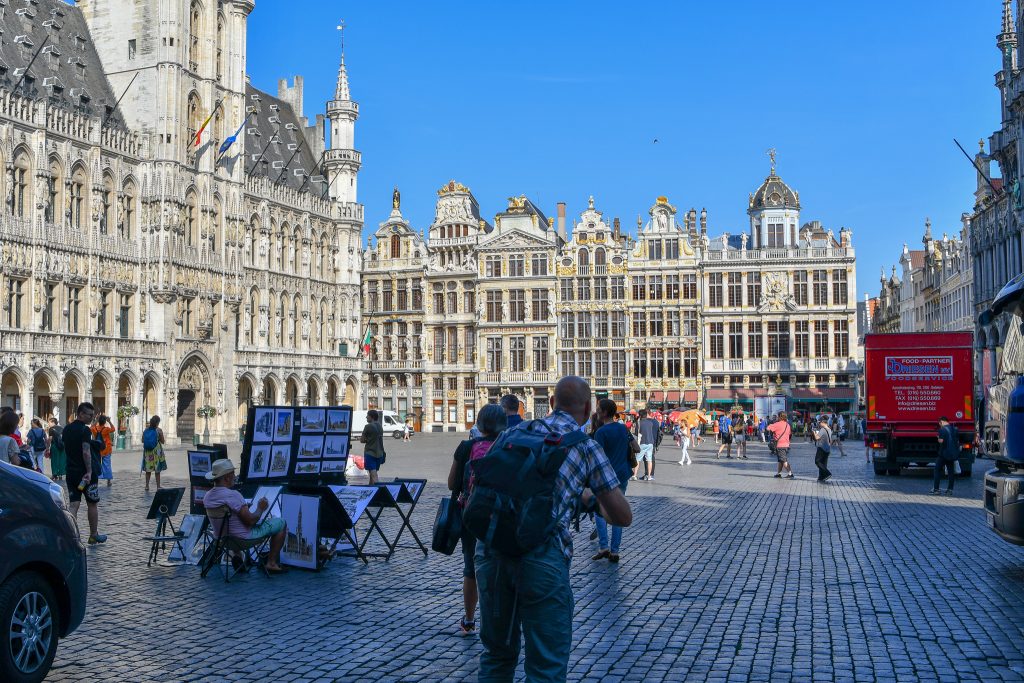 グランプラスについてカメラを出して最初に撮った写真には背中の曲がったおじいちゃんが写ってしまった。もう少し待つことを僕は覚えたほうが良いかもしれない。