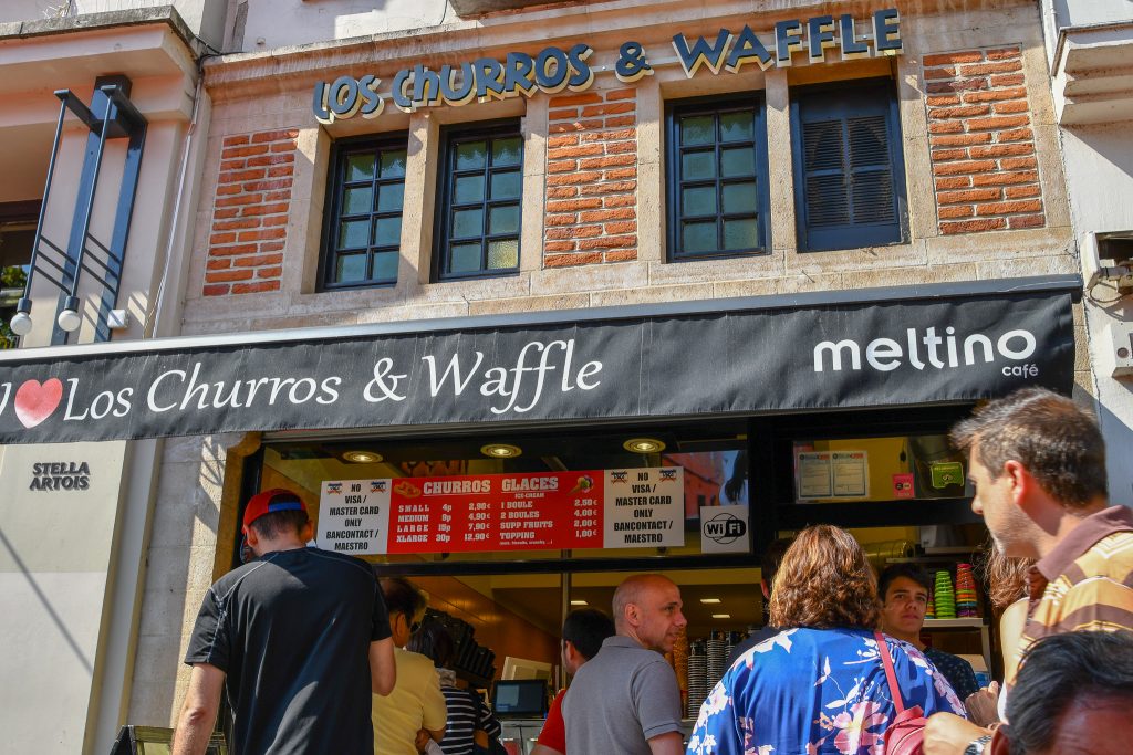 ワッフル屋はあちこちにあったんだけど、ホテルからすぐ近くのこの店で食べることに。甘そうなトッピングに躊躇して悩んでいるうちにエスプレッソマシンが壊れてコーヒーを飲み損ねた。