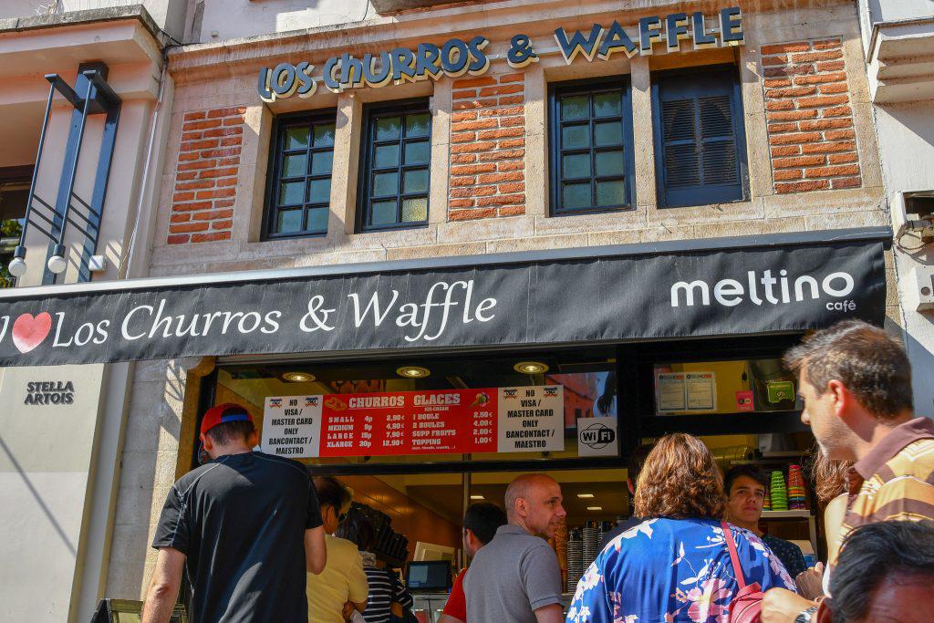 ワッフル屋はあちこちにあったんだけど、ホテルからすぐ近くのこの店で食べることに。甘そうなトッピングに躊躇して悩んでいるうちにエスプレッソマシンが壊れてコーヒーを飲み損ねた。