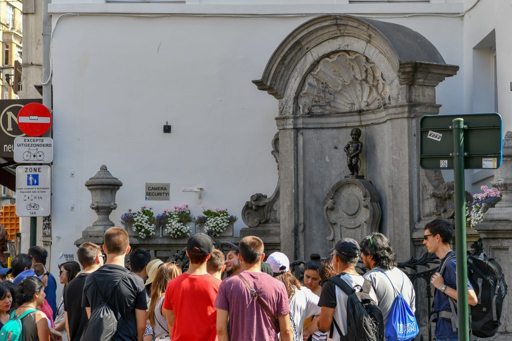 小便小僧の周りにはたくさんの観光客。写真に写っているのはイタリア人観光客だったと思う。添乗員がイタリア語で解説をしているのだけど、なぜか楽しげ。説明がうまそうだった。