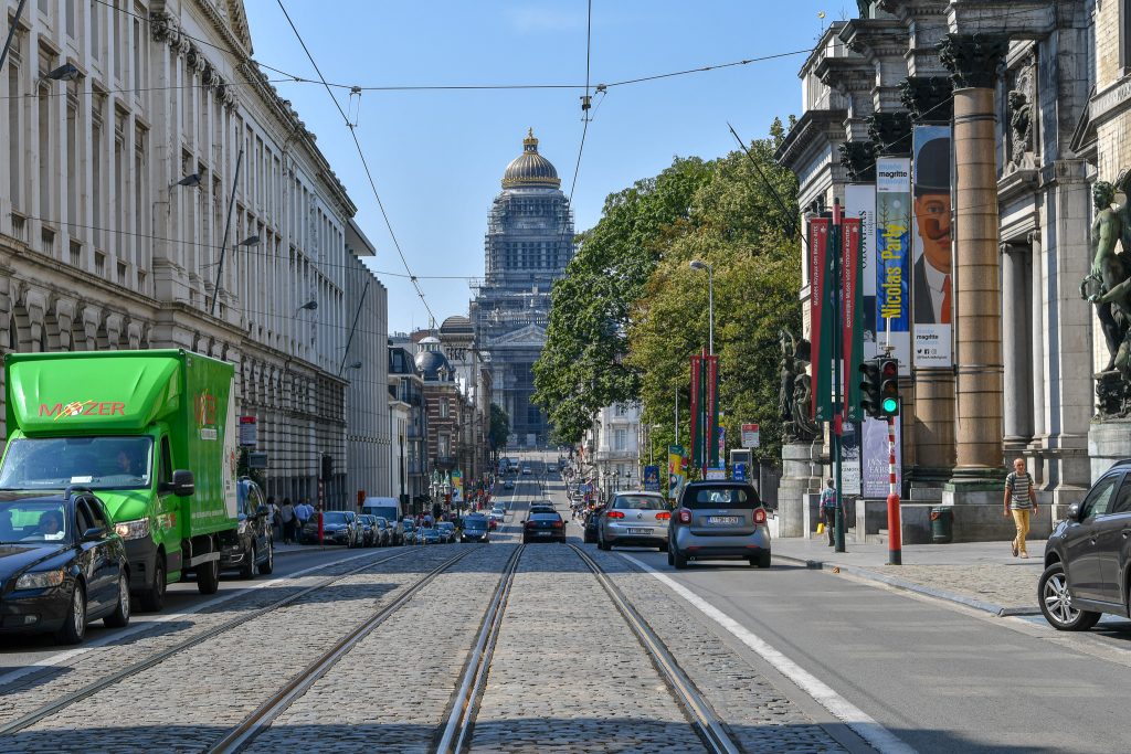 遠くに見えるのは最高裁判所。なんだろう？と思って近くまで行ってみた。大きなドーム型の古い建物で歴史を感じられるけど、古いだけに汚いしあちこちボロいので、現在修理中なのかも。