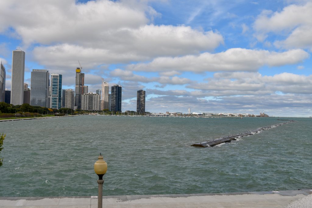 ミシガン湖はまるで海のよう。風が強かったので湖面が荒れていた