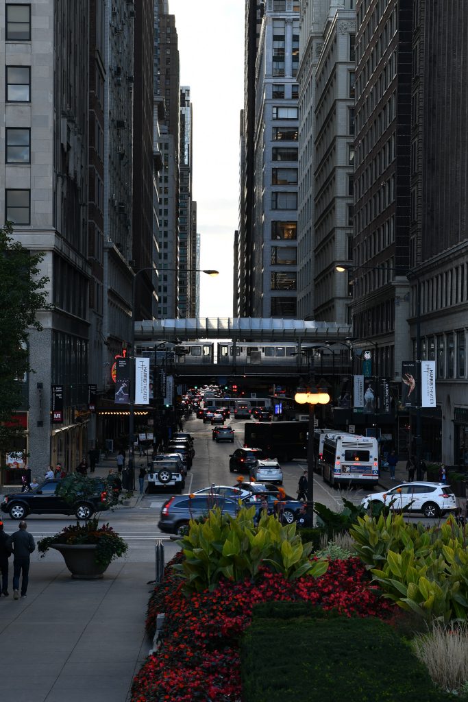 地下鉄？ループと言われている電車がこの辺りは高架を走るため面白い景気に