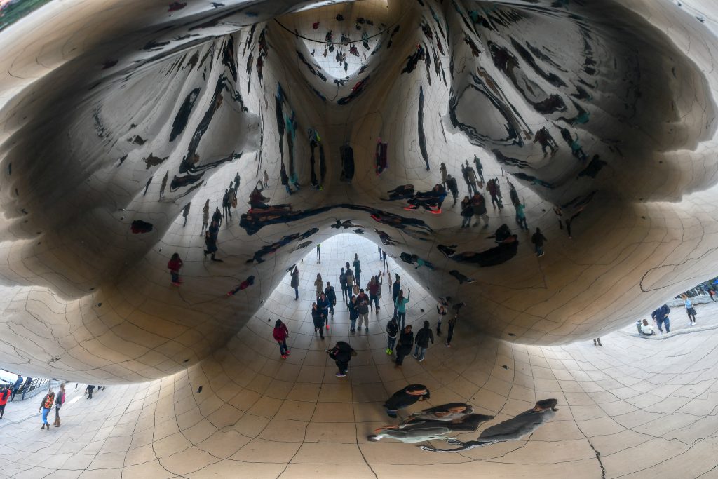 クラウドゲートの下に行って写真を取るとこんな感じになり面白い