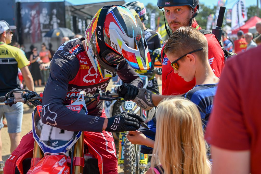 パドックからトラックへの移動中に子供たちに声をかけられサインをするHRCのカルビン・フランデレン