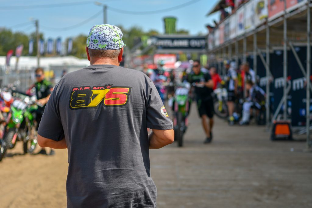 ロンメルのスタッフはみんなこのTシャツを着ていた。Mr.875は今年の5月に事故で亡くなってしまったエリック・ゲボスのこと