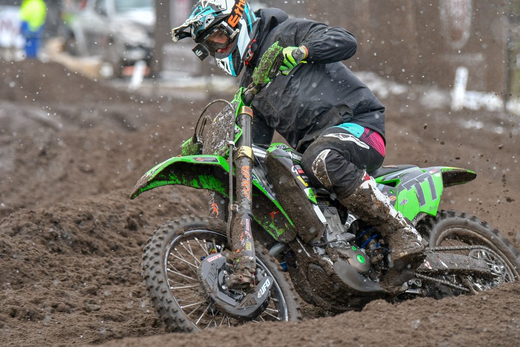 フリープラクティスのルピーノ。寒いのでみんな上着を着ている。