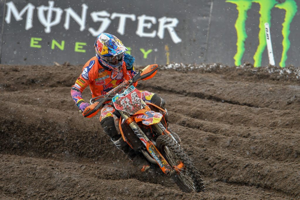 フリープラクティスのハーリングス。ティアオフを外そうとする瞬間の写真。片手でもリアのスライド量からわかるアクセルの開けっぷり。