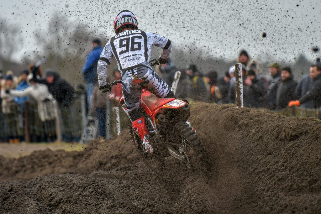 ハンター・ローレンス。砂被りますね。