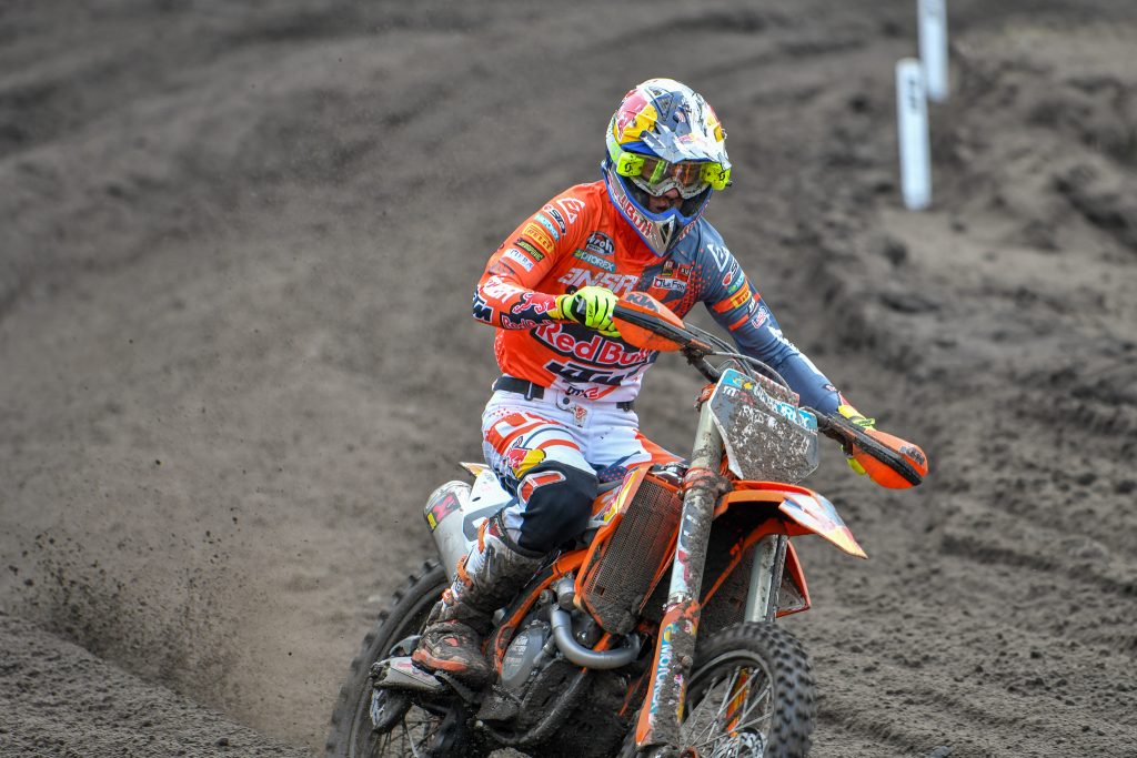 レース2のプラド。Airohのヘルメットは顔がよく見える。