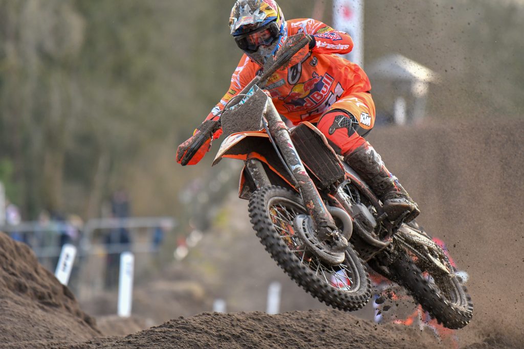 予選で転倒し19位だったにもかかわらず、決勝は1-1で完全勝利のハーリングス。サンドでは圧倒的な速さ。