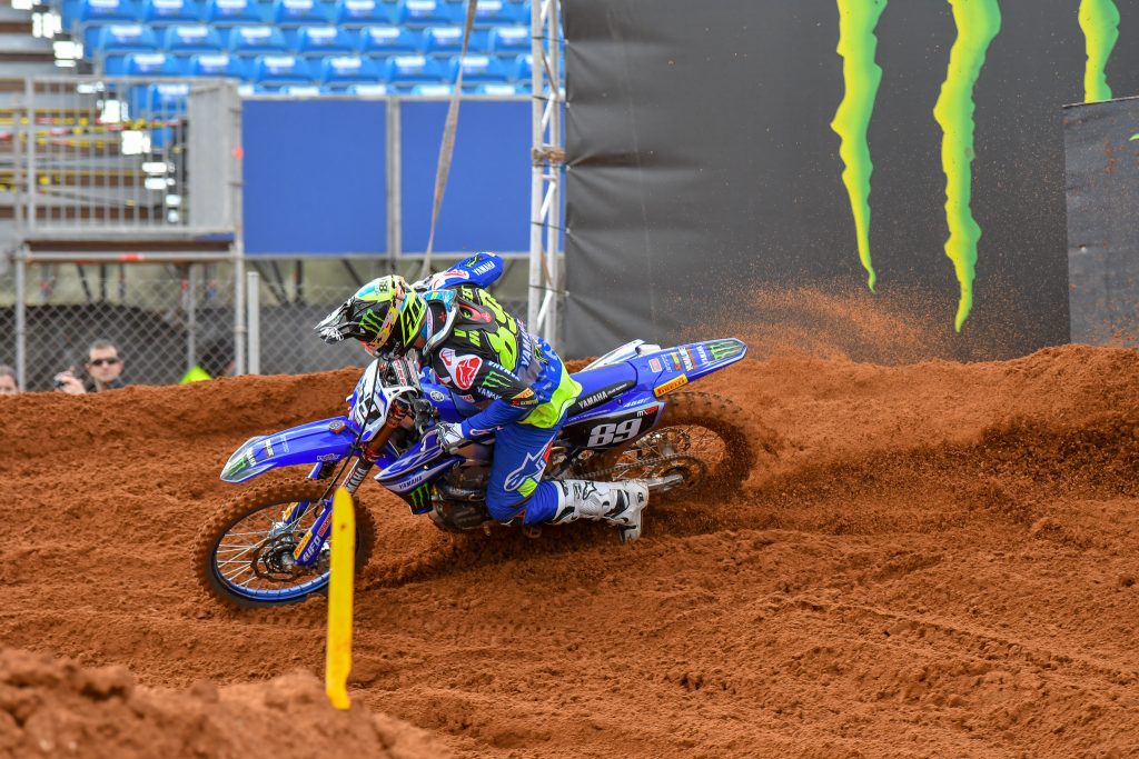 フリープラクティスでラインを探しながら走るヴァン・ホルビーク。轍を越えているためにバランスを崩す。