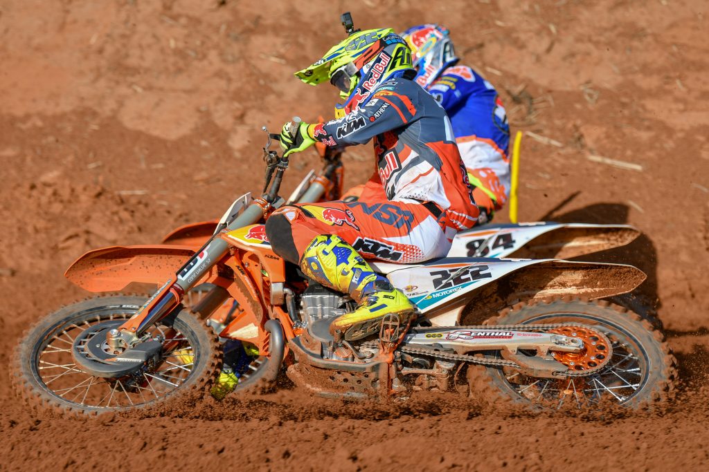 予選でハーリングスをアウトから抜いていくカイローリ。スピードがないとできない。