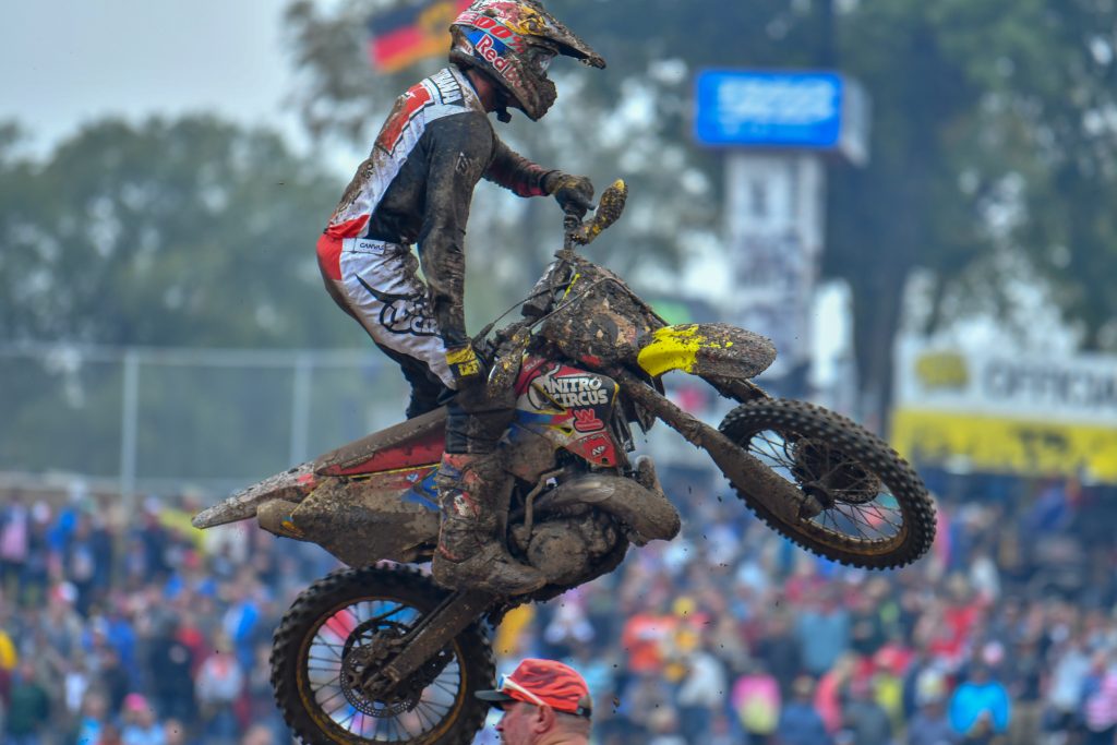 パストラーナは会場を盛り上げるのが本当に上手い。いるだけで楽しげな人